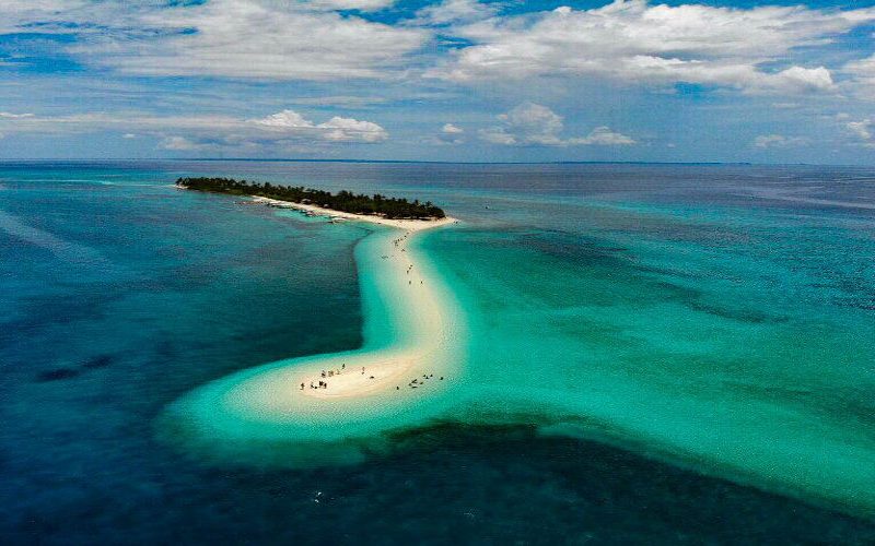 Kalanggaman Sandbar with white sandbars and clear blue water