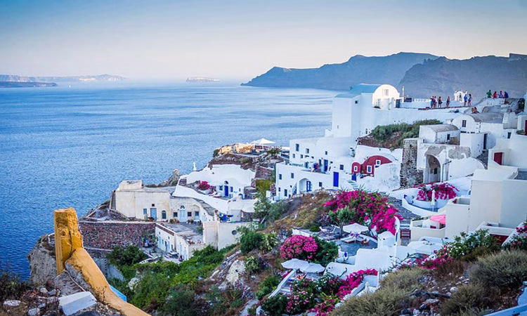 The colorful houses of Santorini, a beautiful destination for Overseas Filipino Workers (OFWs) in Greece to visit and enjoy.